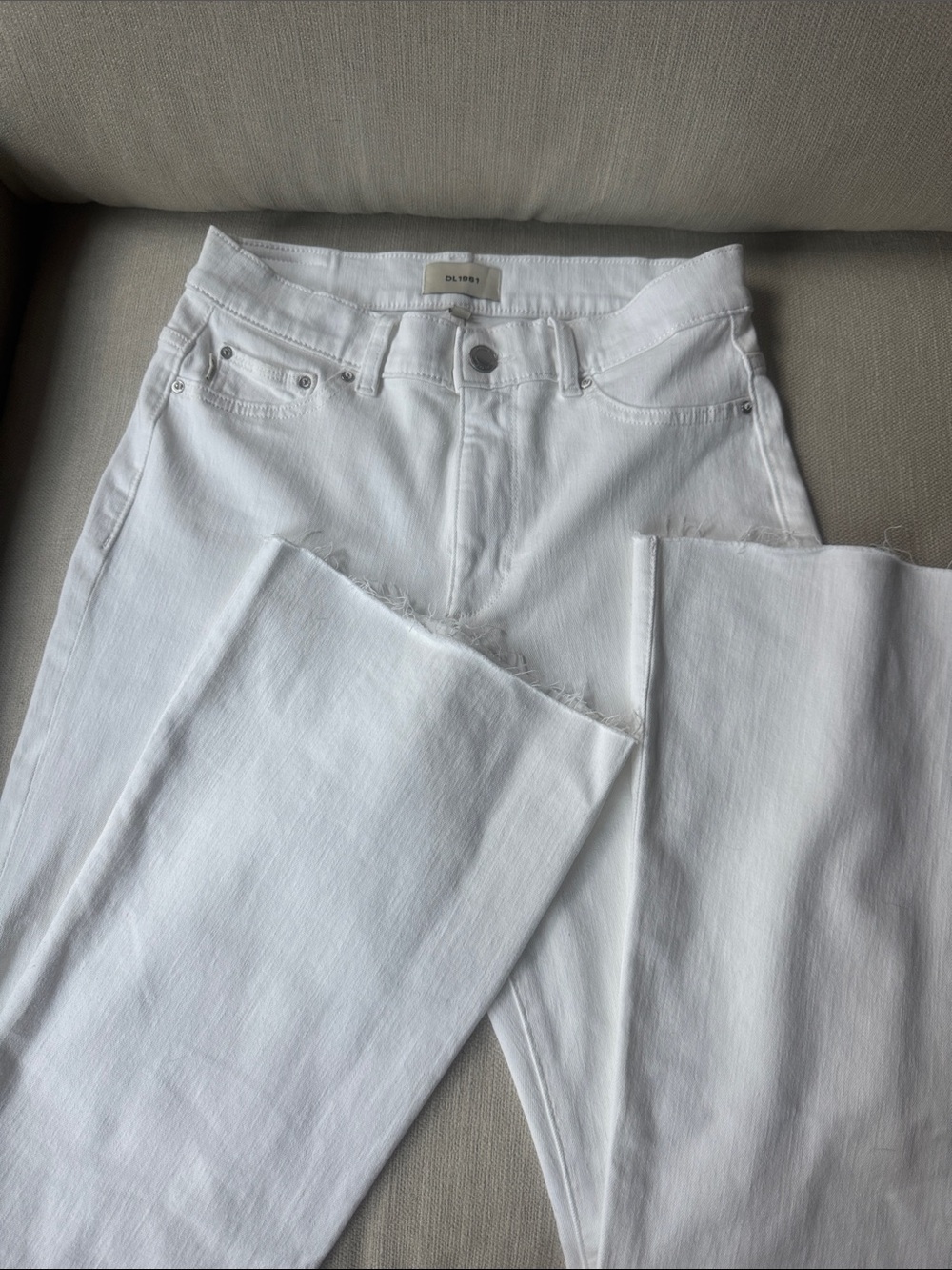 DL1961 White Bridget Boot-Cut Jeans — Frayed Hem